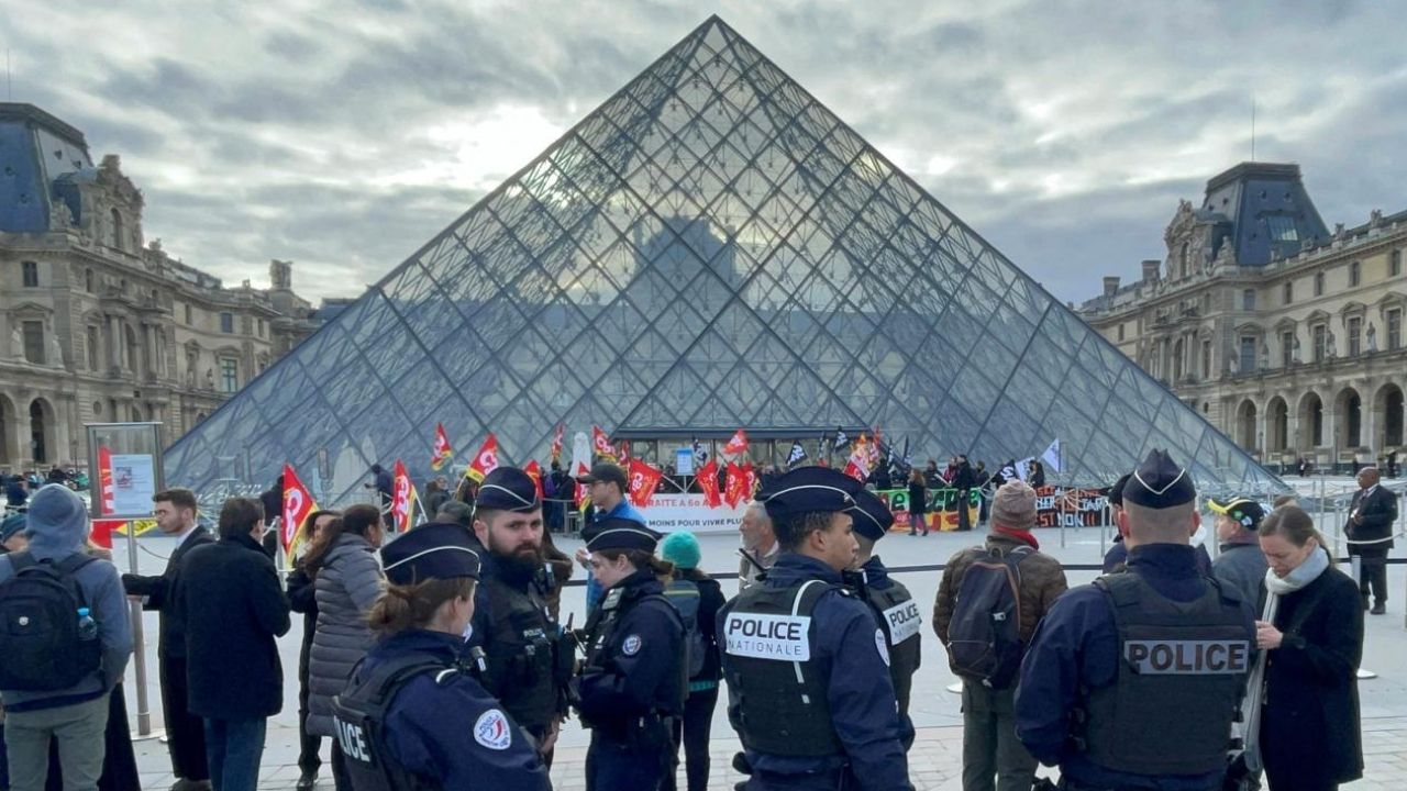 Louvre Müzesi kapanma tehlikesiyle karşı karşıya görseli