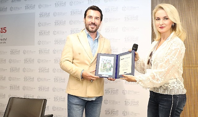 Şair Arslan, sevilen eserleriyle Kitap Fuarı'nda görseli
