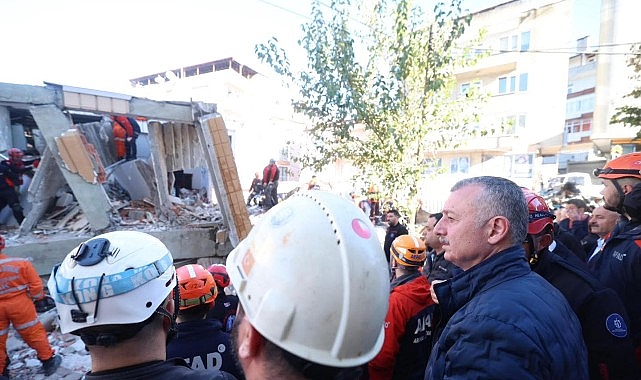Ekipler enkazdan gelen sese ulaşmaya çalışıyor görseli