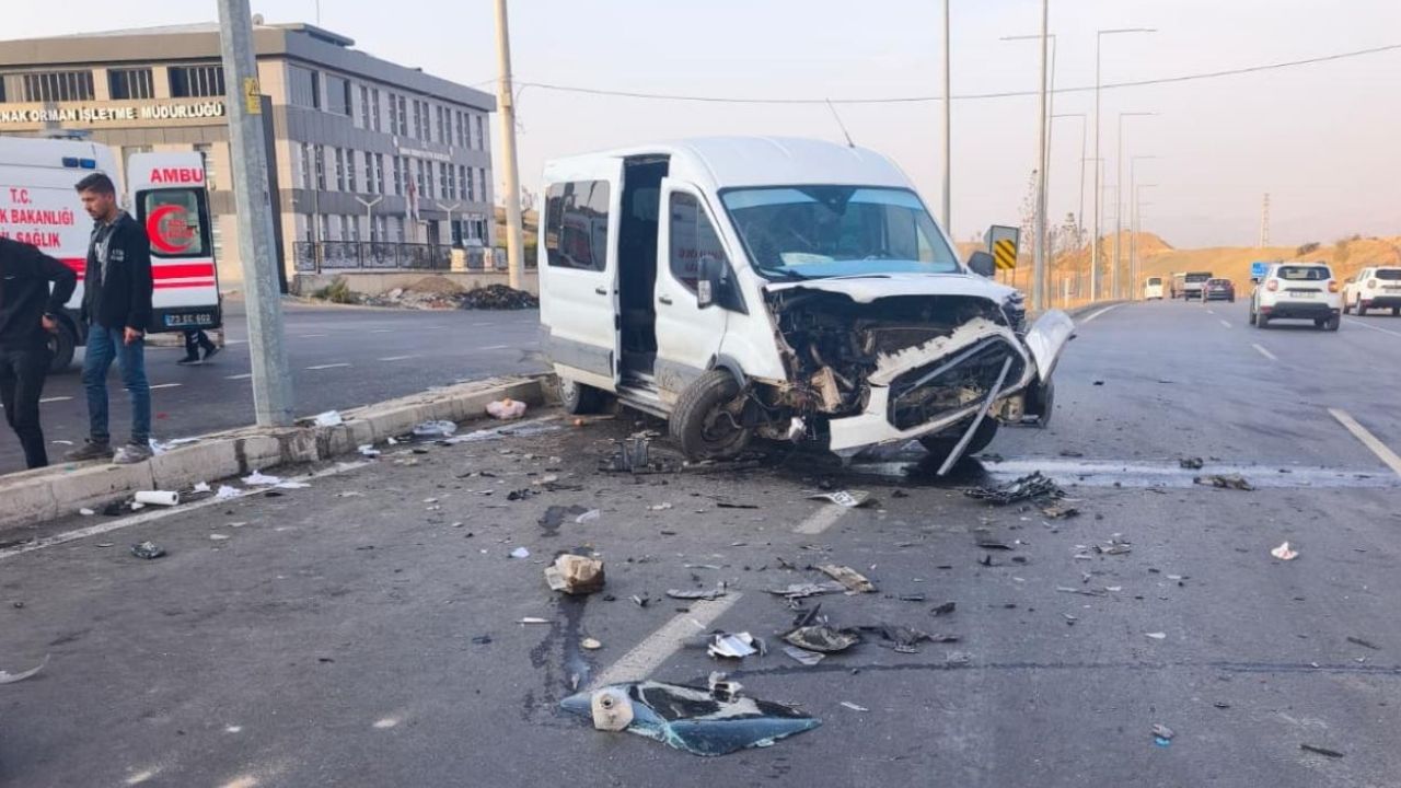 Şırnak’ta minibüs ve hafif ticari araç çarpıştı: 19 yaralı görseli