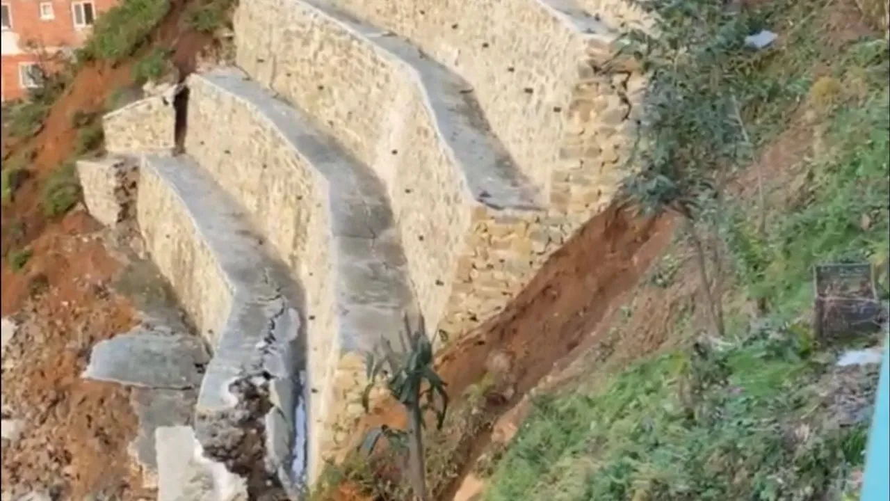 Rize Ardeşen'de duvar çöktü: 2 ev boşaltıldı, yol kapalı görseli