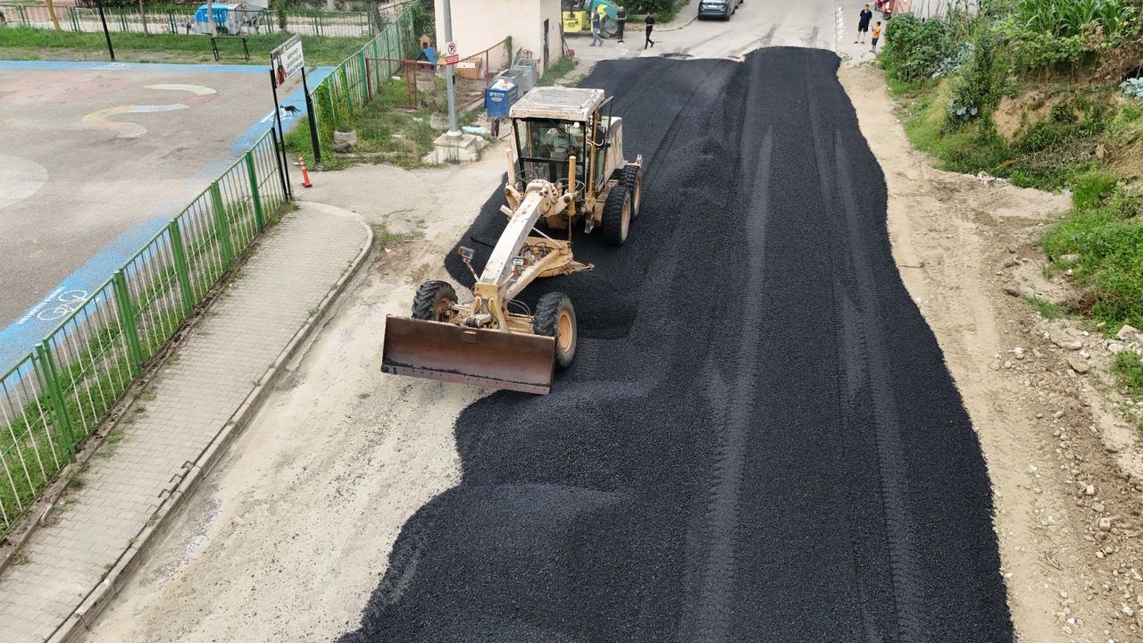 Giresun Belediyesi acil alanlara asfalt müdahalesi yaptı görseli