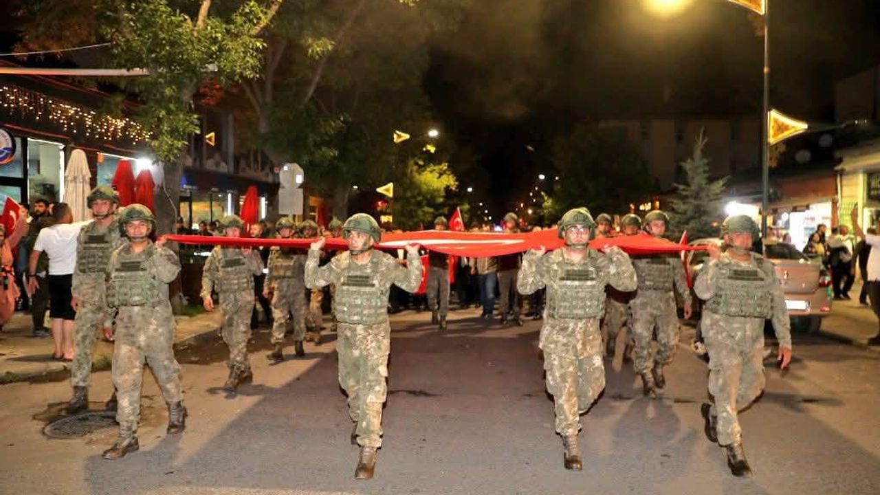 Kars’ta “Zaferin Adı Türkiye” temalı bayraklı yürüyüşe büyük katılım görseli