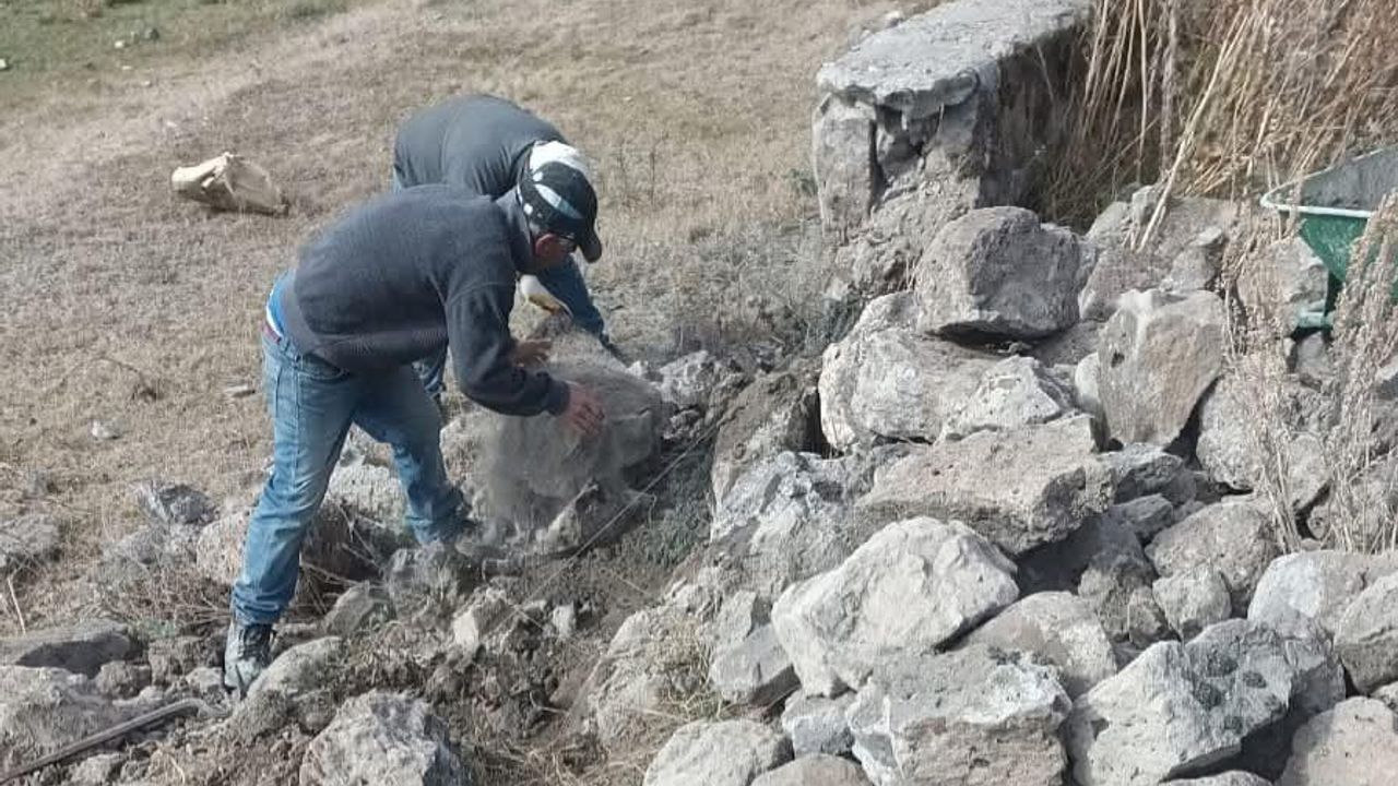 Selim Asri Mezarlığı'nda yıkılan duvarların yapımına başlandı görseli