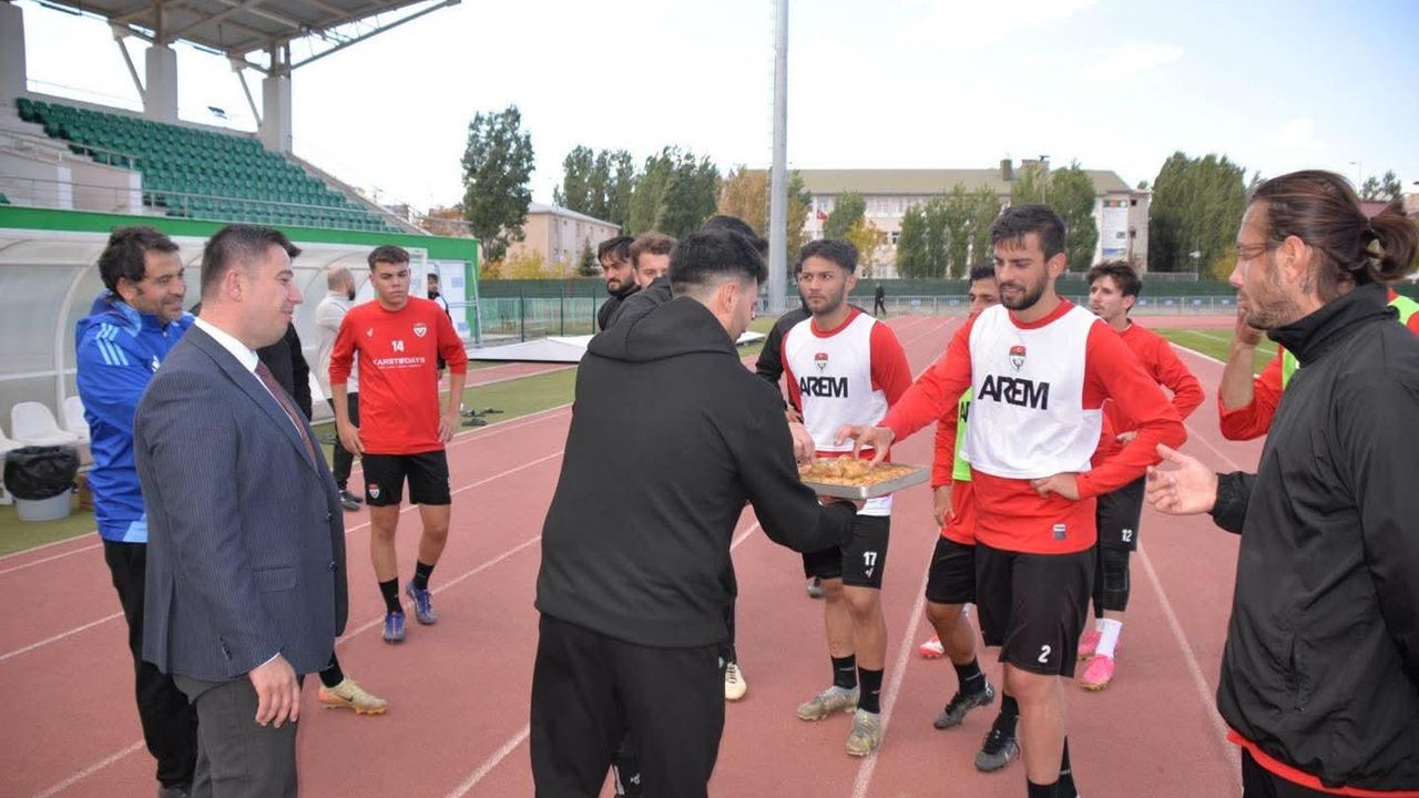 Kars Milletvekili Adem Çalkın'dan Kars 36 Spor’da maç öncesi tatlı ikramı görseli
