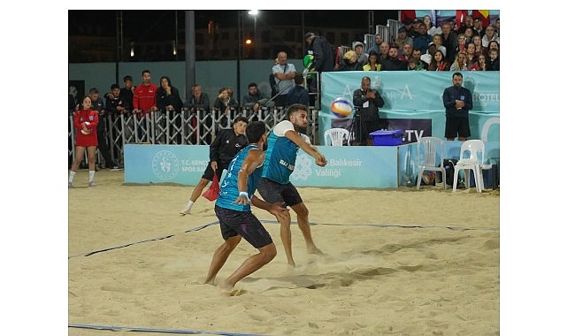 Türk voleybol tarihinde bir ilk yaşandı! Plaj Voleybolu Erkek Milli Takımı ilk kez şampiyon oldu. görseli