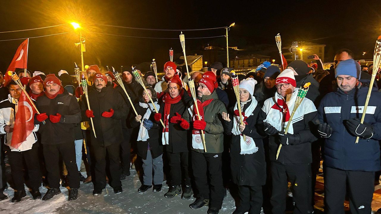 Sarıkamış Şehitleri için eksi 23 derecede meşaleli yürüyüş görseli