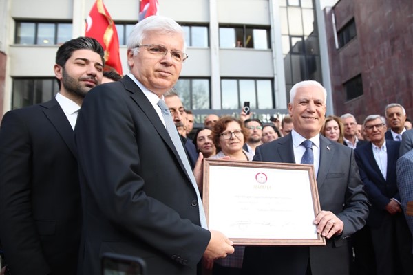 Bursa Büyükşehir Belediye Başkanı Mustafa Bozbey, BUSKİ’de düzenlenen törenle mazbatasını