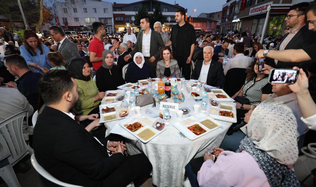 Nilüfer Belediyesi, Özlüce Mahallesi’nde iftar yemeği verdi.