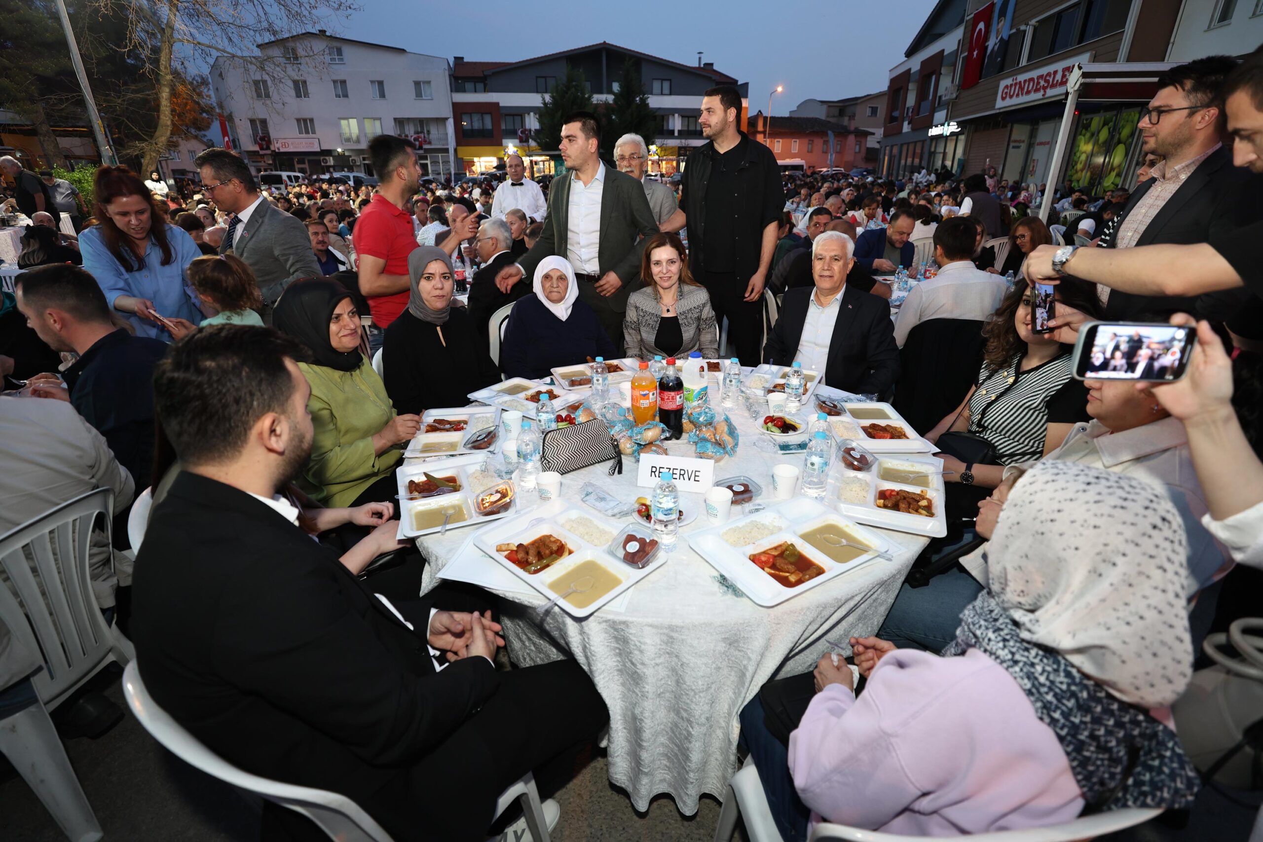 Nilüfer Belediyesi, Özlüce Mahallesi’nde iftar yemeği verdi.