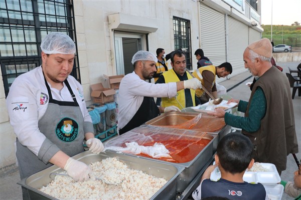 ŞANLIURFA-03.04.2024-HİBYA- Haliliye Belediyesi, düzenlediği iftar etkinliğinde vatandaşları bir araya getirmeye