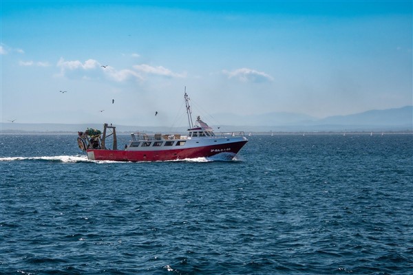 Bodrum Akyarlar açıklarında makine arızası nedeniyle sürüklenen tekne, yedeklenerek Akyarlar’a