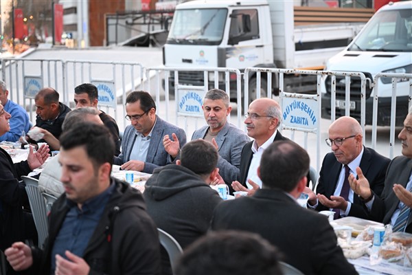 Malatya Büyükşehir Belediye Başkanı Sami Er düzenlenen iftar programında vatandaşlarla