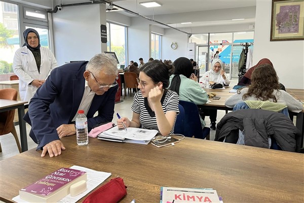 Kayseri Büyükşehir Belediye Başkanı Memduh Büyükkılıç, Mevlana Kütüphanesi’nde kitapseverler ile