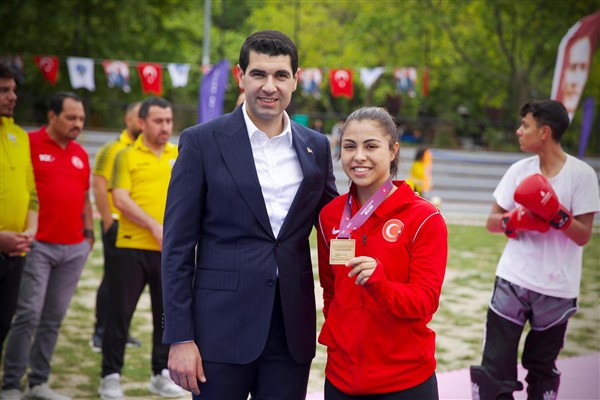 Avcılar Belediye Başkanı Utku Caner Çaykara, U15 Avrupa Güreş Şampiyonası'ndan