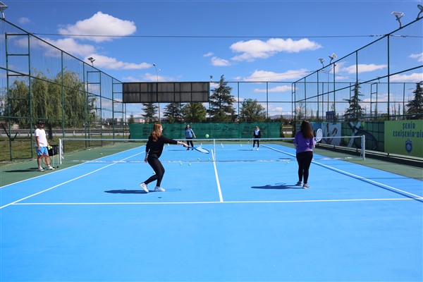 Eskişehir Büyükşehir Belediyesi tarafından kazandırılan Batıkent Açık Tenis Kortlarında çocuk