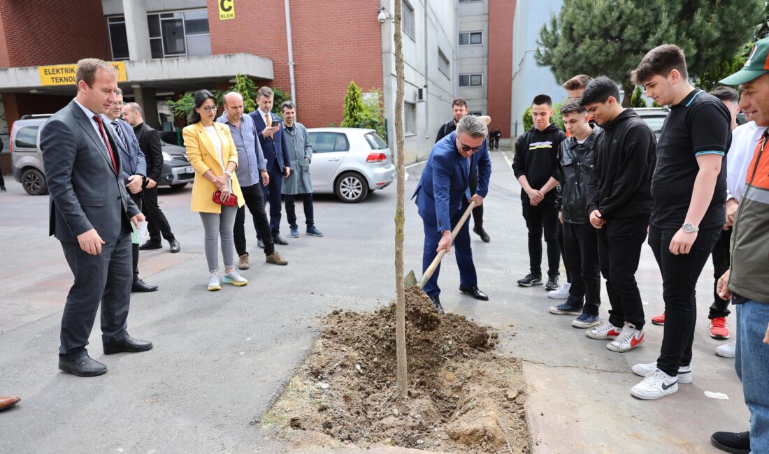 İnönü Mesleki ve Teknik Anadolu Lisesi’ndeki çalışmaları yerinde denetleyen Bayrampaşa