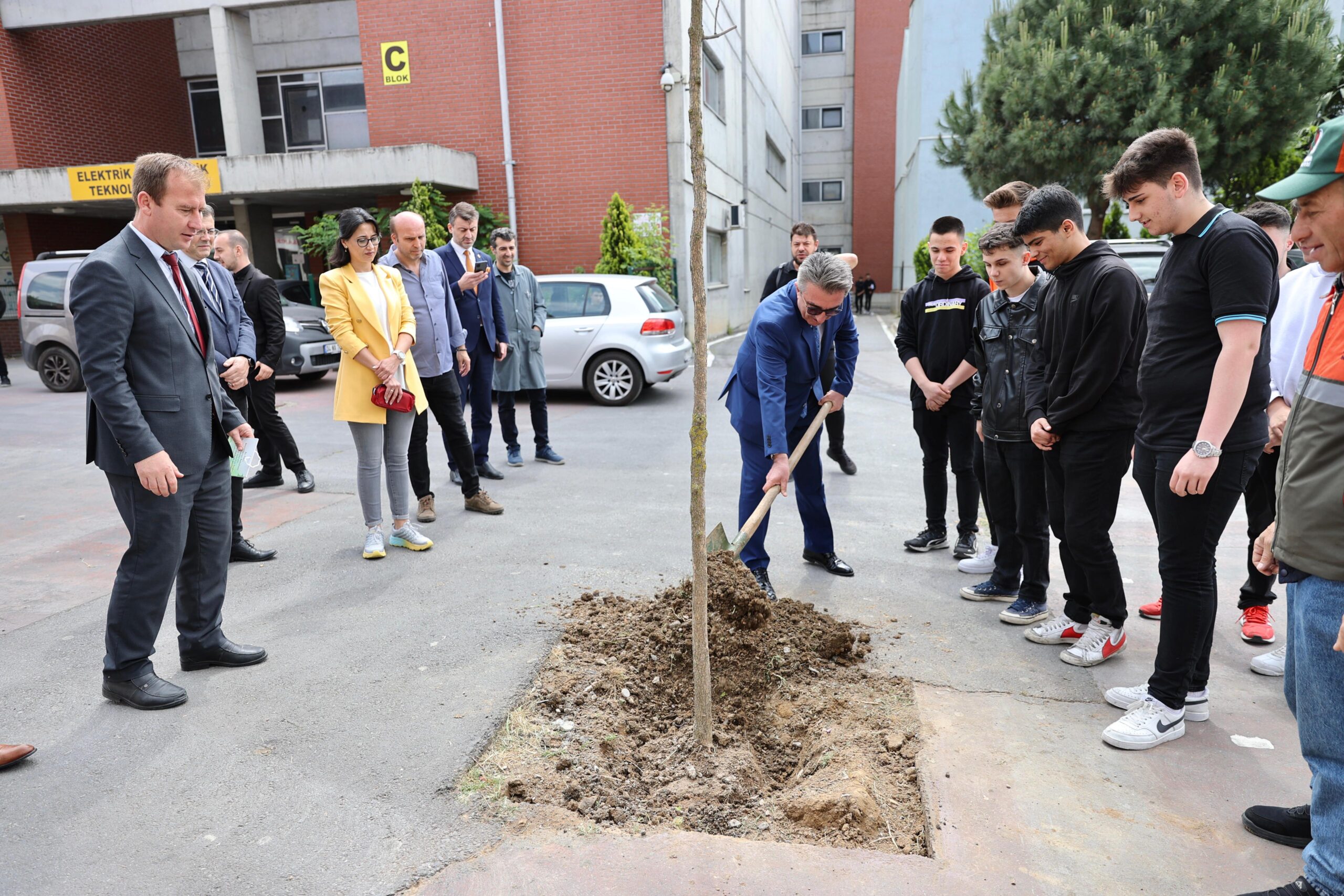 İnönü Mesleki ve Teknik Anadolu Lisesi’ndeki çalışmaları yerinde denetleyen Bayrampaşa