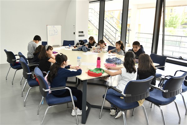 Esenyurt Belediyesi Çocuk Üniversitesi’nde Sanat Eğitimi Atölyeleri çatısı altında öğrenciler