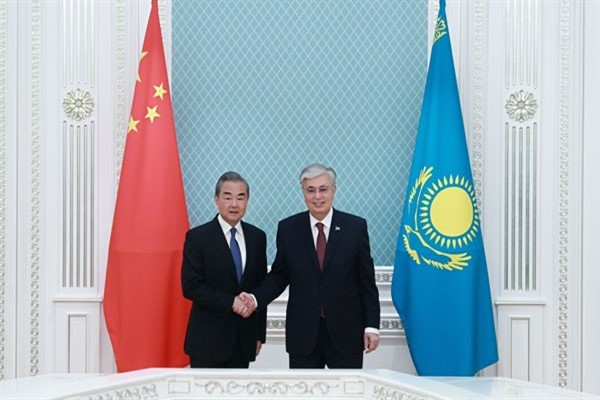 Kazakistan Devlet Başkanı Kasım Cömert Tokayev dün Astana’da Çin Dışişleri