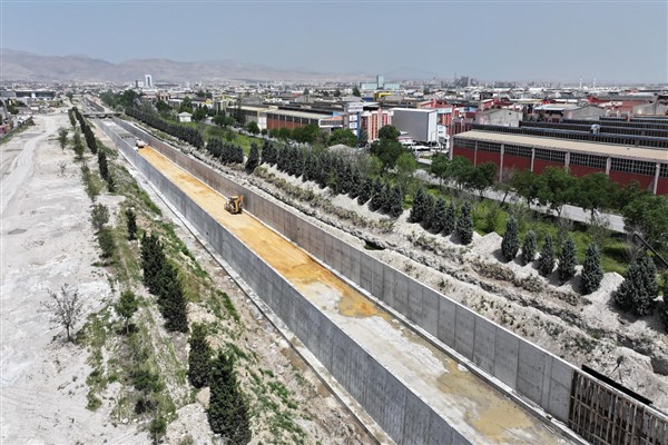 Konya Büyükşehir Belediyesi tarafından sanayi bölgelerinin taşkınlardan korunması için Lale