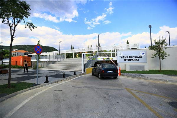 Muğla Büyükşehir Belediyesi tarafından işletilen Menteşe Kent Meydanı otopark fiyatlarında