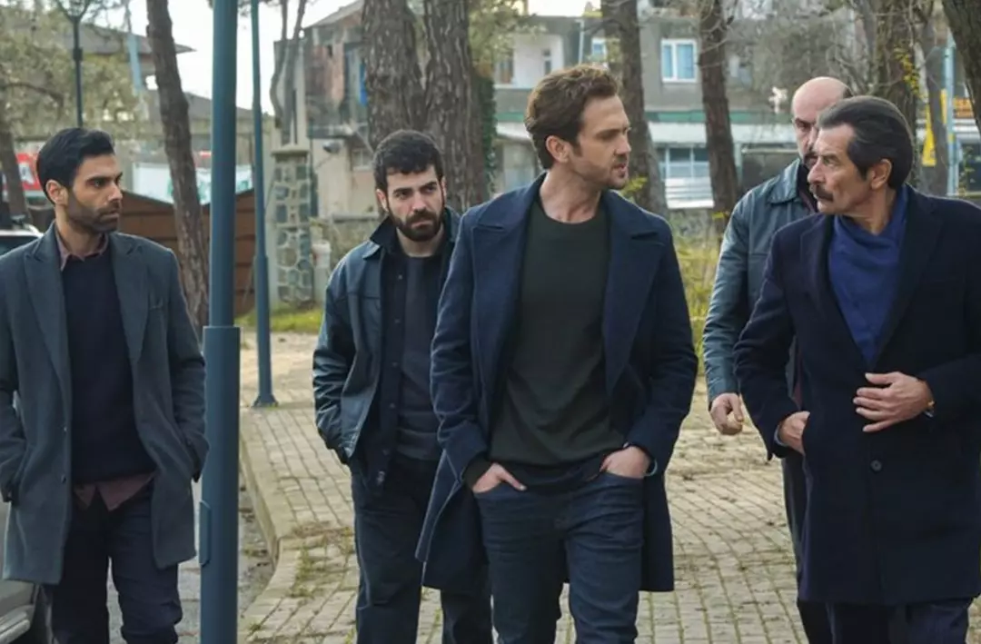 Aras Bulut İynemli, Uğur Polat, Melis Sezen, Taner Ölmez ve