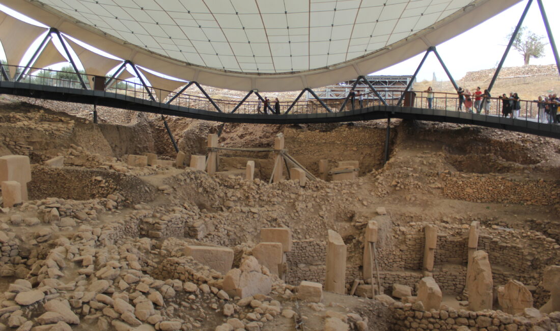 Göbeklitepe Şanlıurfa kent merkezinin 18 km kuzeydoğusunda Örencik Köyü yakınlarındadır.