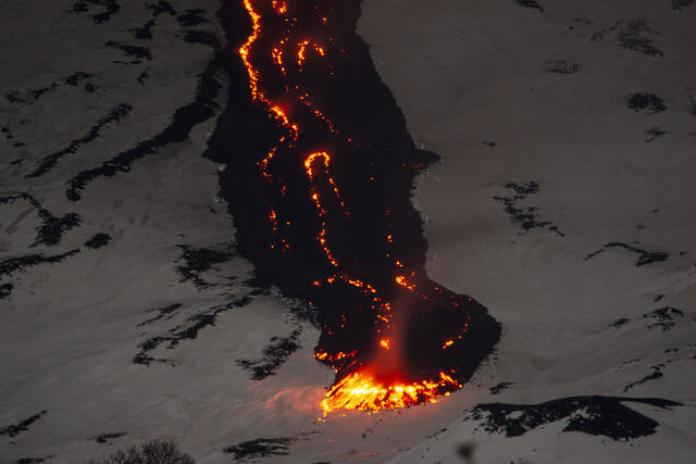 İtalya’nın güneyinde bulunan Etna Yanardağında 8 Şubat günü başlayan lav