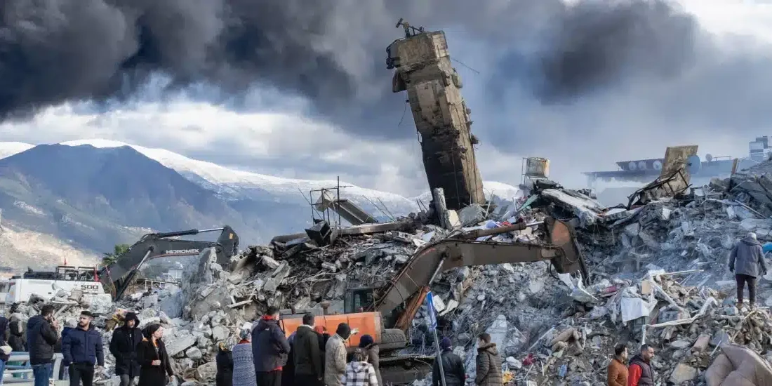 Deprem Nedir? Deprem, yer kabuğundaki çatlaklar nedeniyle oluşan ani titreşimlerin