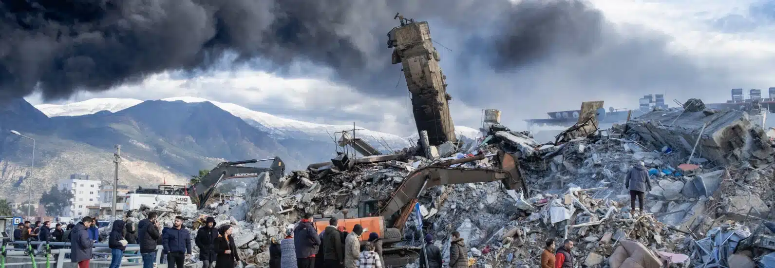 Deprem Nedir? Deprem, yer kabuğundaki çatlaklar nedeniyle oluşan ani titreşimlerin