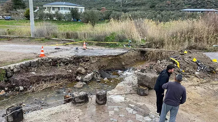 Çanakkale’nin Ayvacık ilçesinde etkili olan sağanak yağış nedeniyle köprü çöktü.