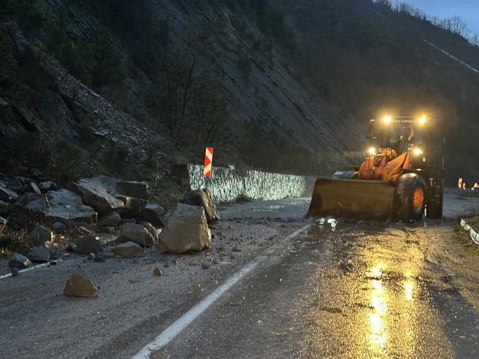 Sinop’ta etkili olan yoğun kar yağışının ardından heyelan meydana geldi.