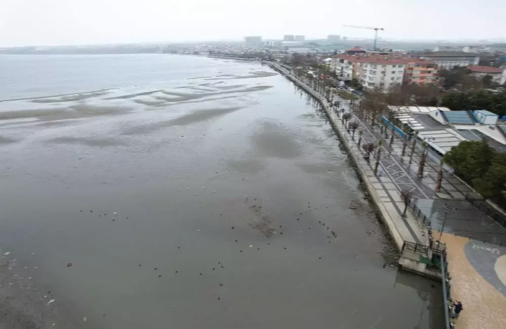 İstanbul’da korkutan görüntüler. İstanbul Silivri’de bulunan deniz 150 metre geri