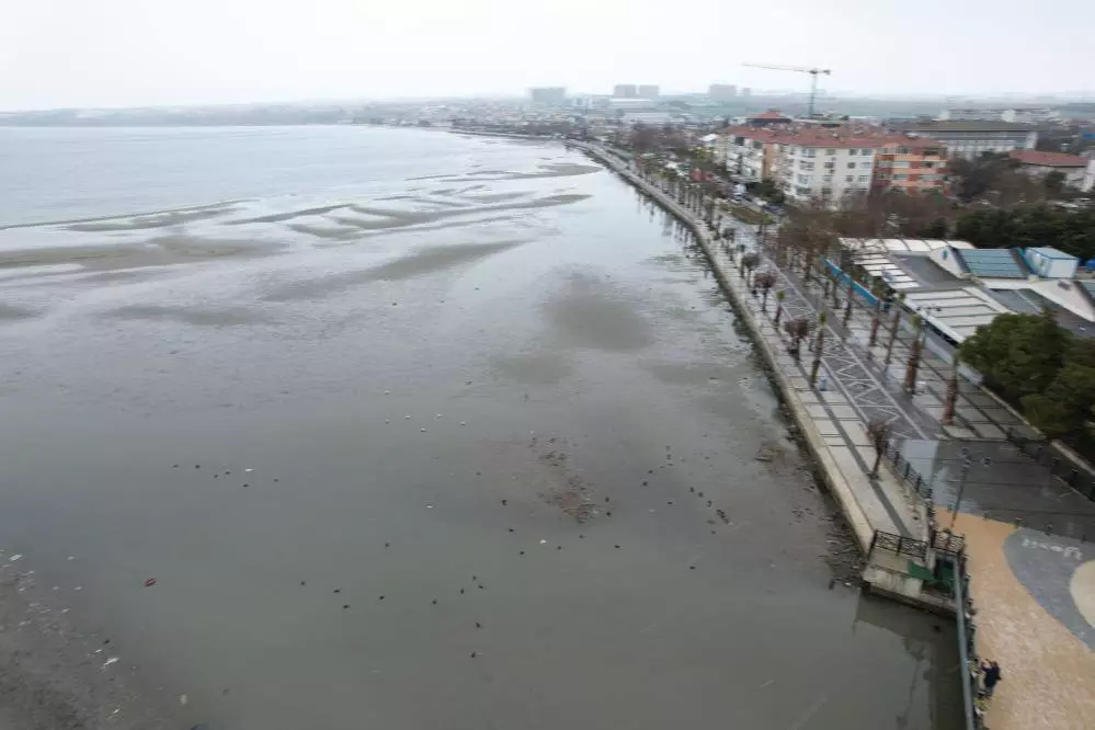 İstanbul’da korkutan görüntüler. İstanbul Silivri’de bulunan deniz 150 metre geri