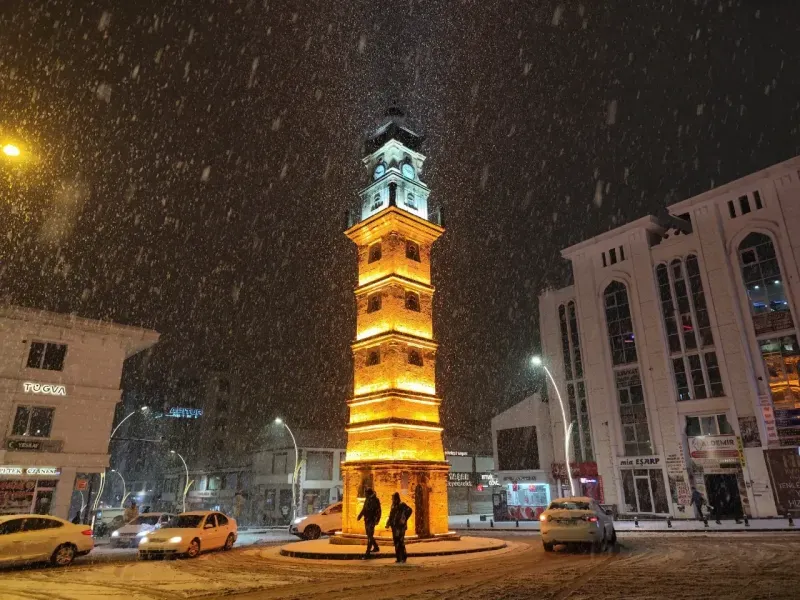 Yozgat merkezde akşam saatleri başlayan kar yağışı etkisini artırarak şehri