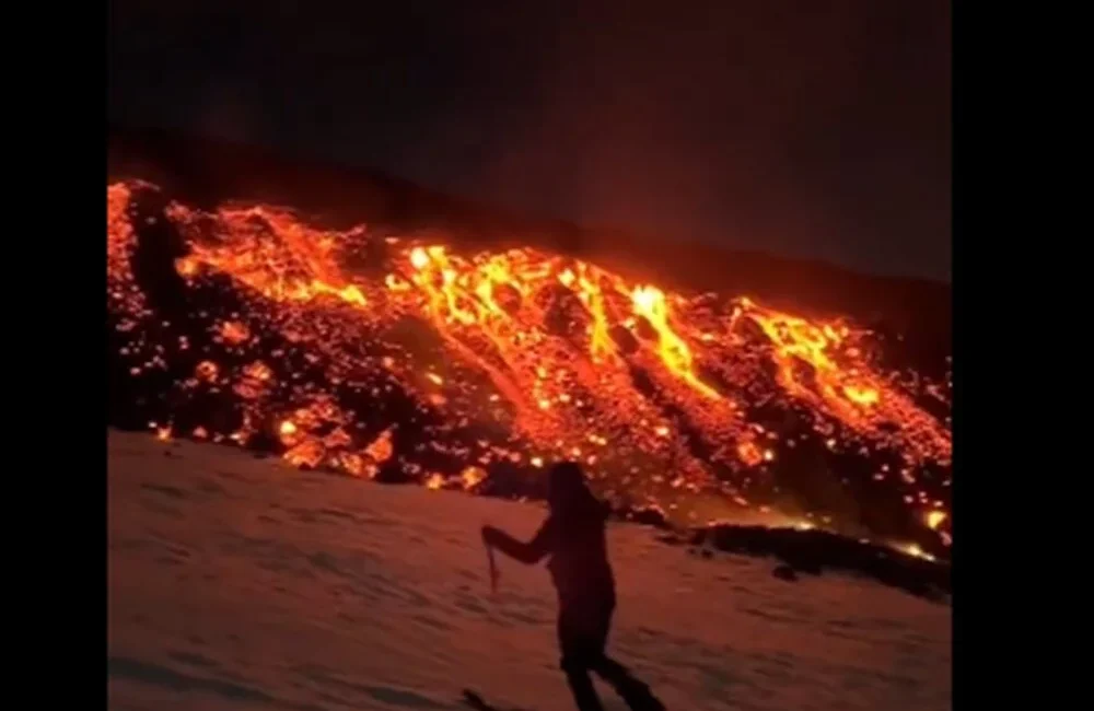 Sicilya bölgesinde yer alan Etna Yanardağı patladı. Bölgeye çok sayıda