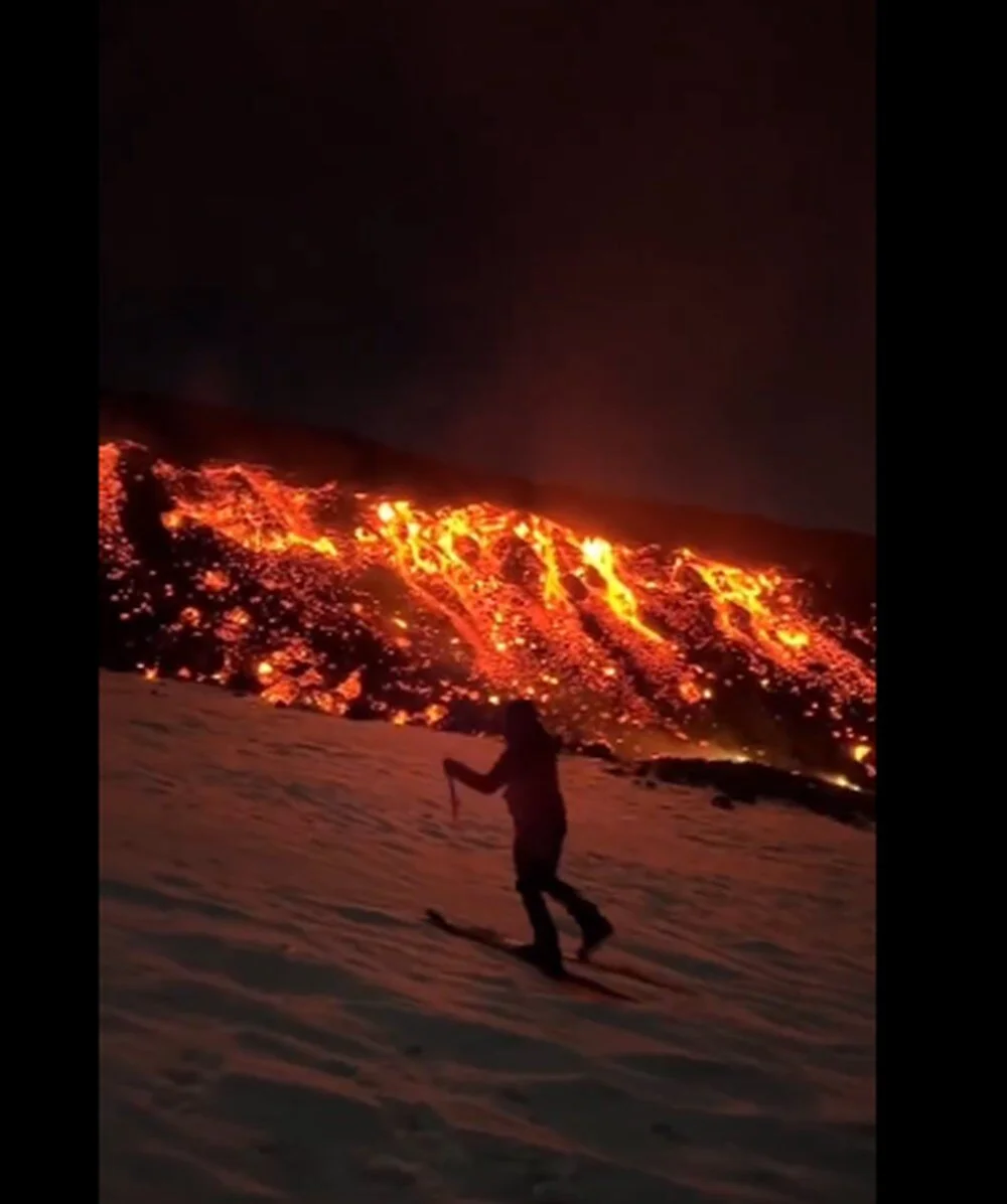 Sicilya bölgesinde yer alan Etna Yanardağı patladı. Bölgeye çok sayıda